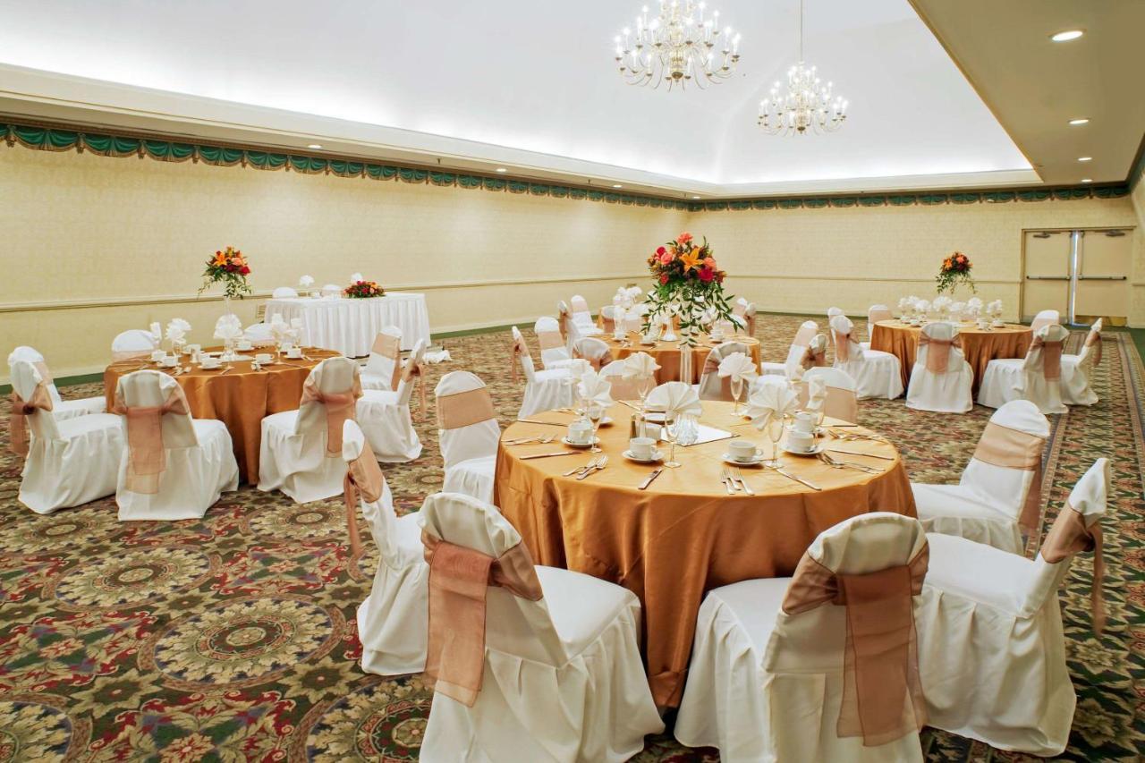 Clarion Hotel & Suites Convention Center Фредеріксбург Екстер'єр фото